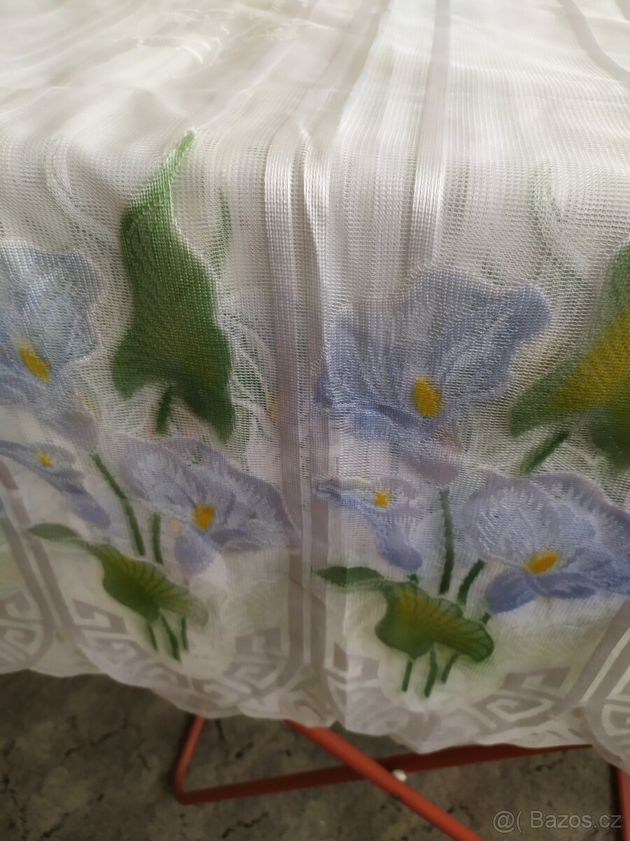 BÍLÁ ZÁCLONA S POTISKEM KVĚTŮ KALY 150.CM X 180.CM.
