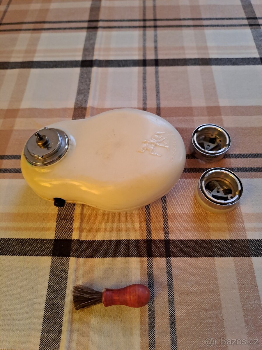 mechanický holicí strojek Sputnik