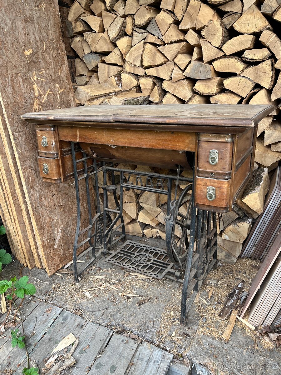 starý šicí stroj Lada
