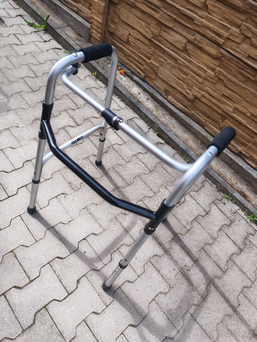 Chodítko krokovací skládací