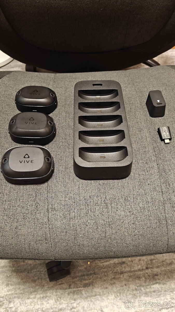 Vive Ultimate Trackers 3ks + Charging Hub + Popruhy