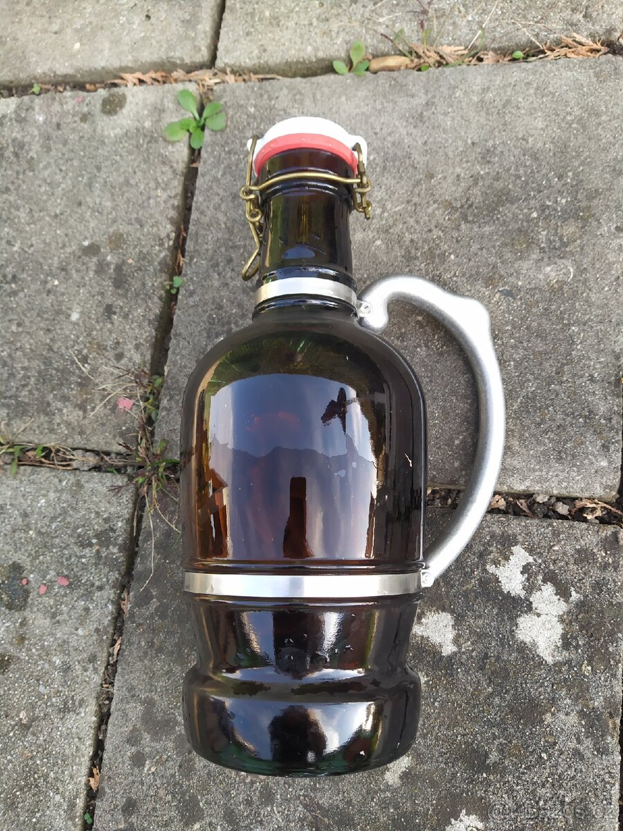 2l džbán na pivo s kovovým uchem