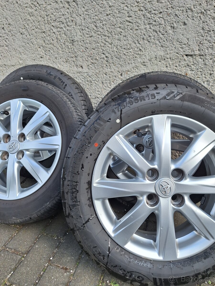 Yaris Alu kola 15" letní
