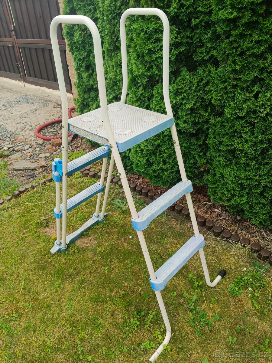 Schůdky k bazénu