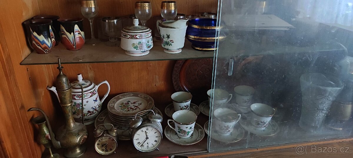 Skleničky, porcelán, vázy atd.
