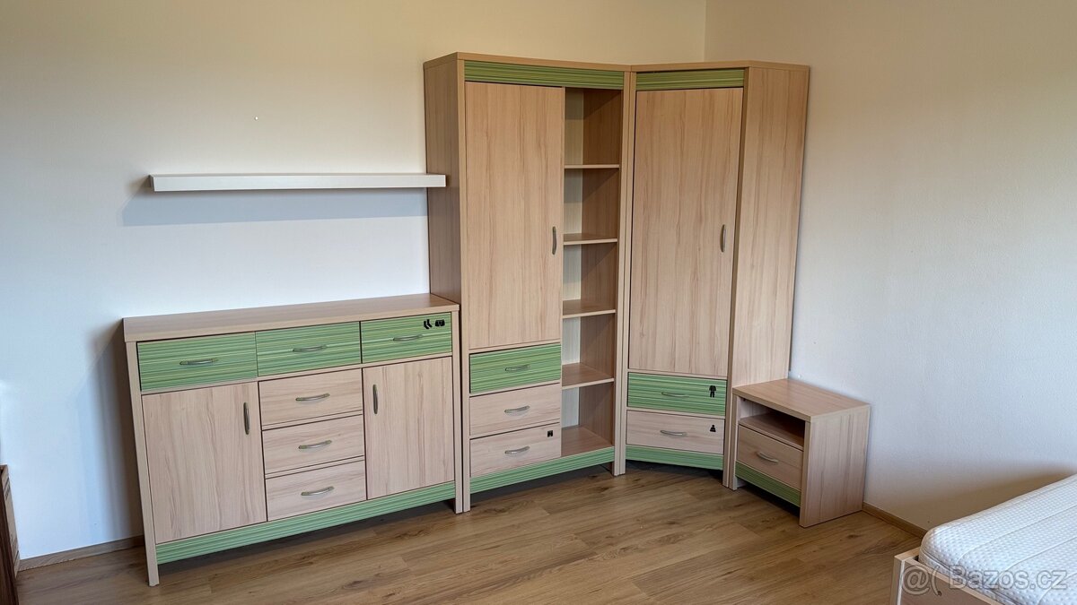 Dětský pokoj – Skříně a postel