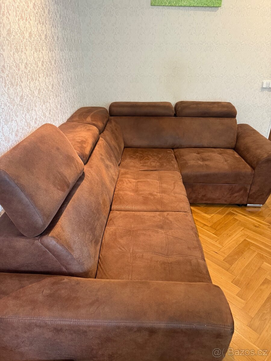 Sedačka a jídelní stůl