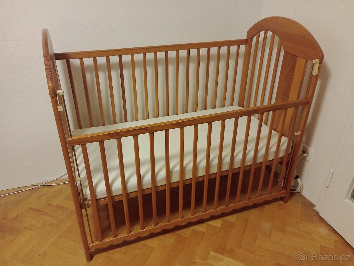 Dětská postýlka s posuvnou mříží a matrací