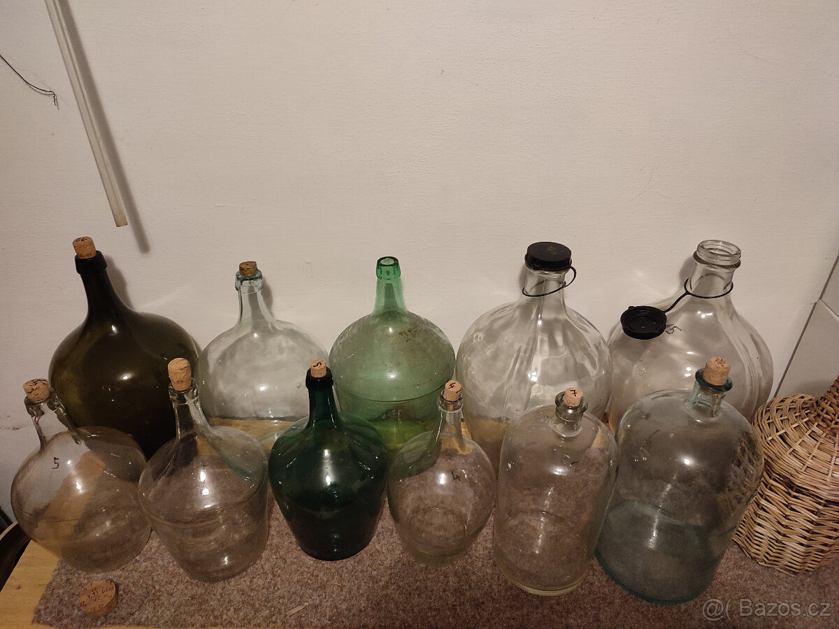 Skleněné demižony různých velikostí od 4l po 35l.