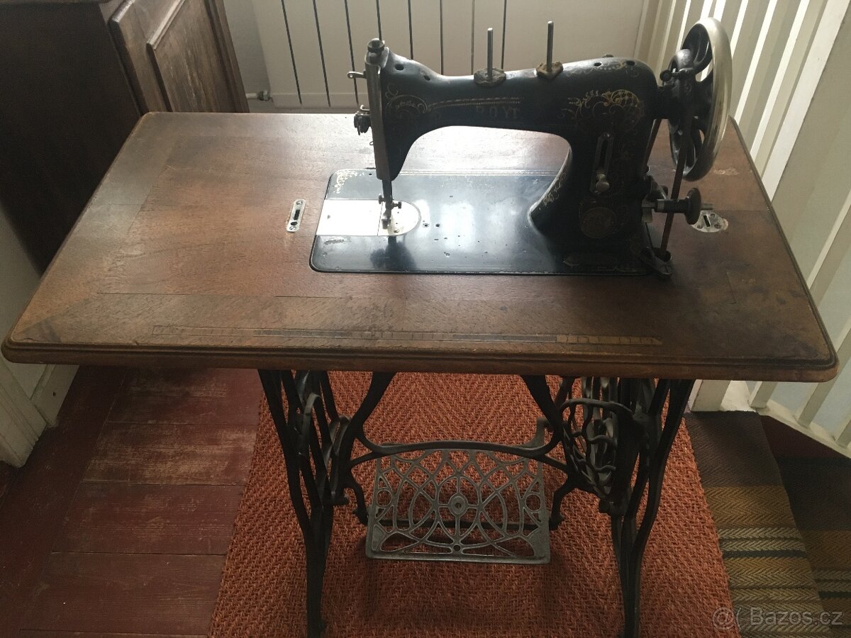 STAROŽITNÝ. ŠICÍ  STROJ. zn. ROYAL