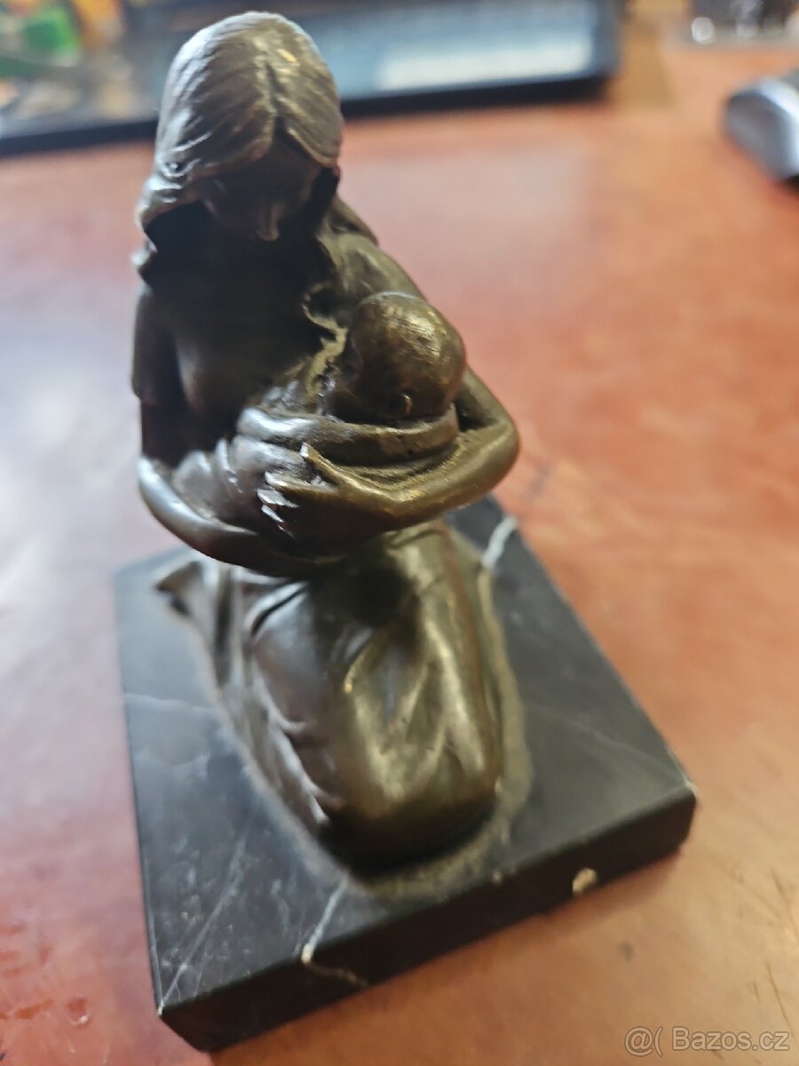 Bronzová socha matky s dítětem