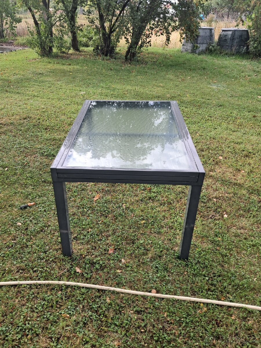 Zahradní stolek značky Garden Ambia