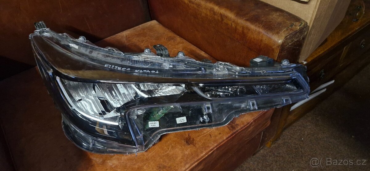 Prave predni svetlo toyota corolla