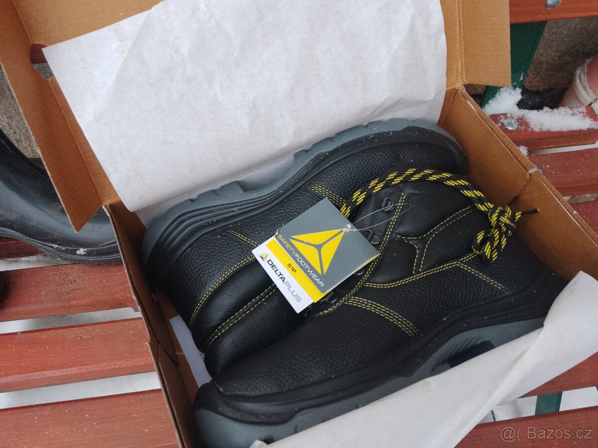 Pracovní kalhoty a obuv