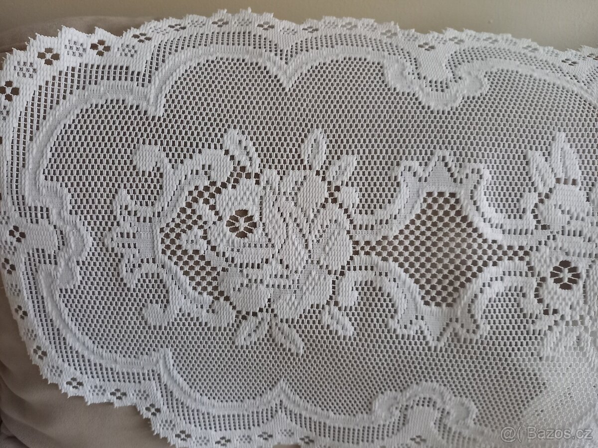 Dečka na konferenční stolek