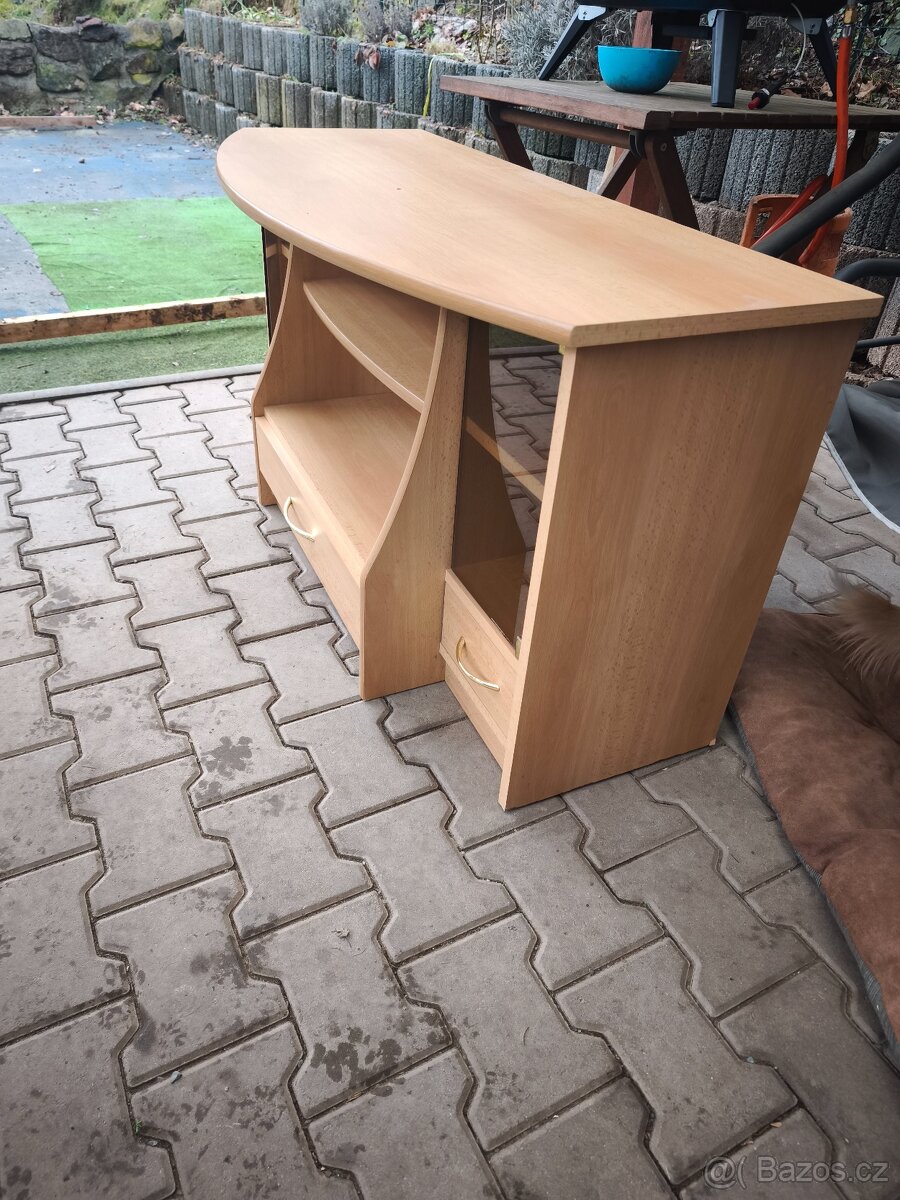 Stolek pod TV