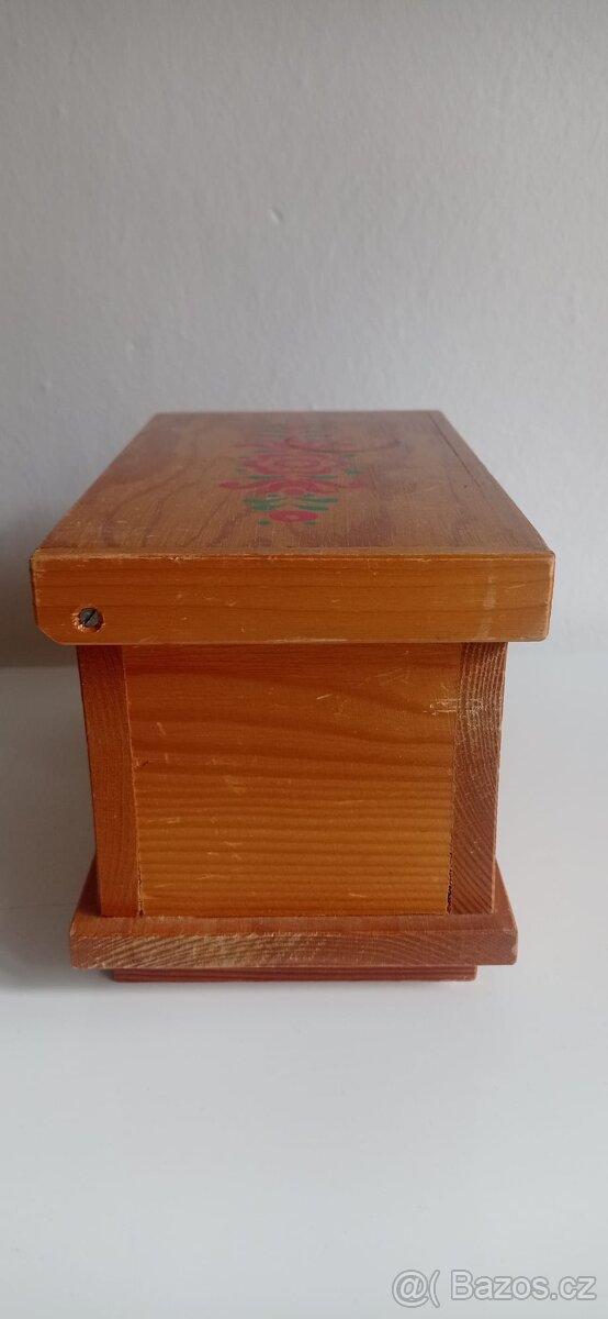 dřevěná truhlička