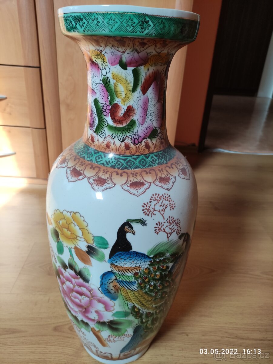 Vysoká porcelánová váza