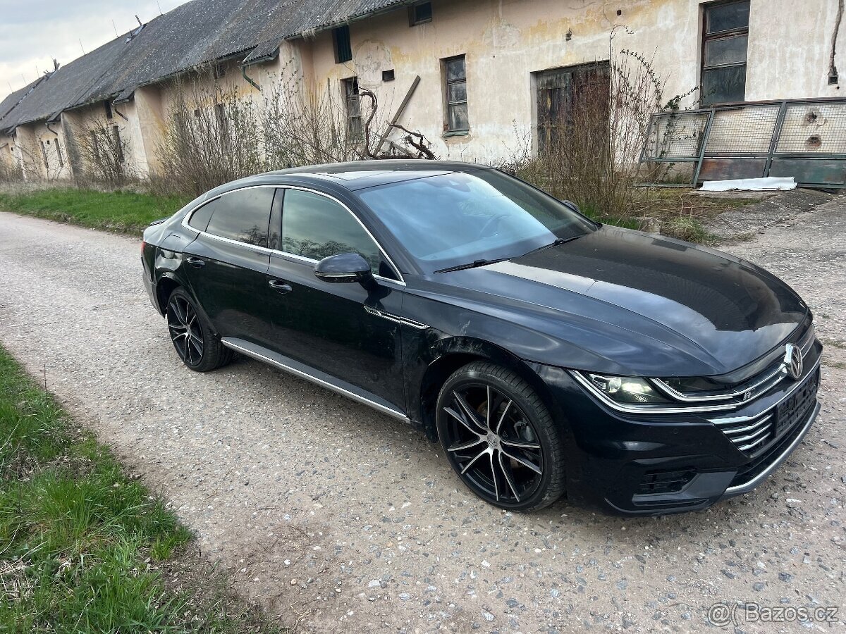 Vw Arteon na opravu havarovaný zadní část zlomená 1.5tsi 110