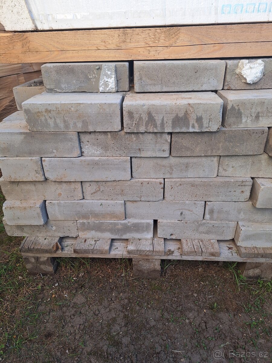 Betonové cihly.