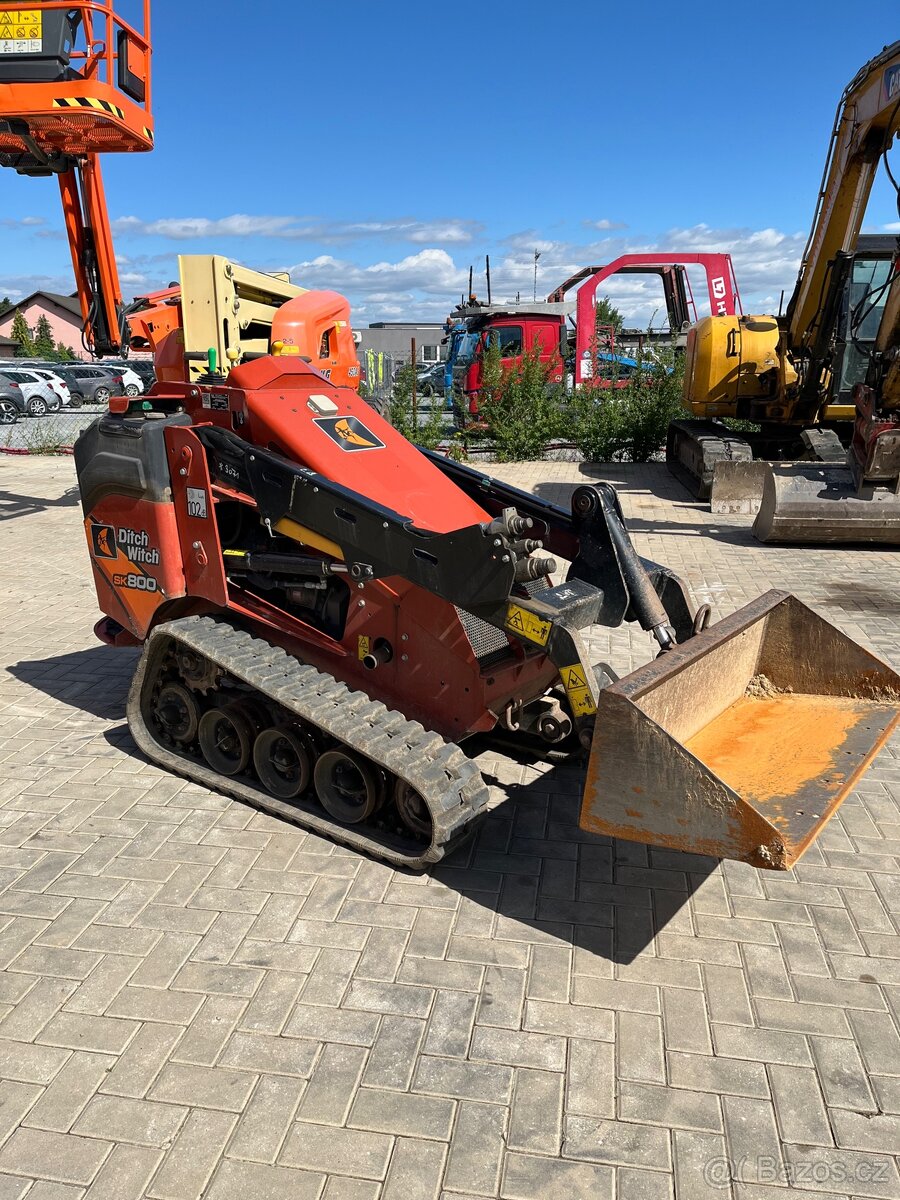 Pásový mininakladač Ditch Witch SK800