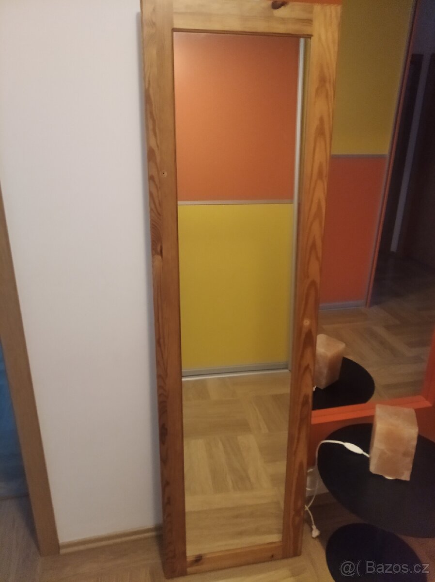 Zrcadlo v dřevěném rámu