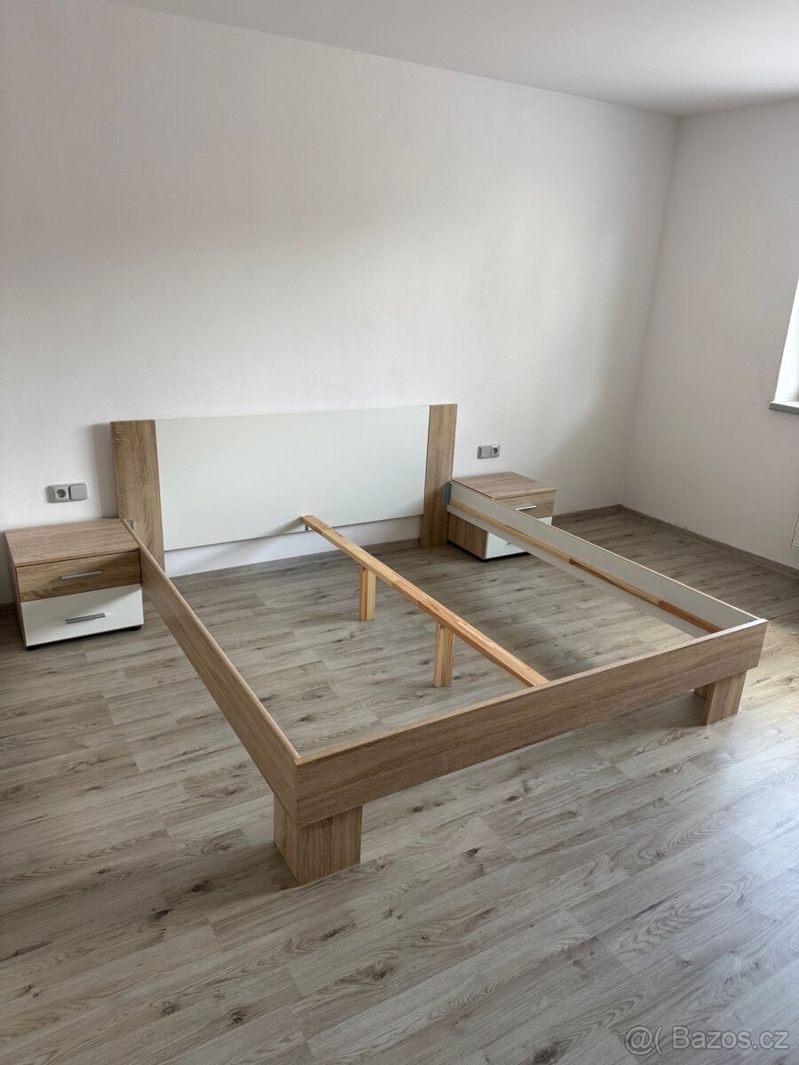 Postel s nočními stolky