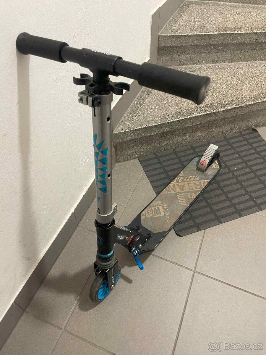 Dětská koloběžka z Decathlonu modrá