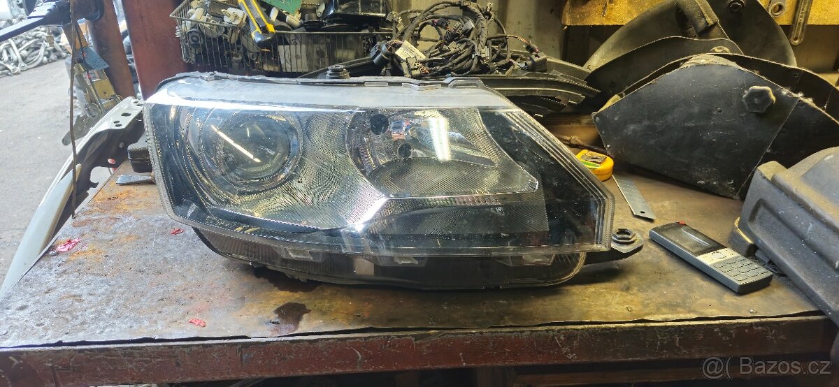 Prave predni svetlo xenon skoda rapid 5jb941016a
