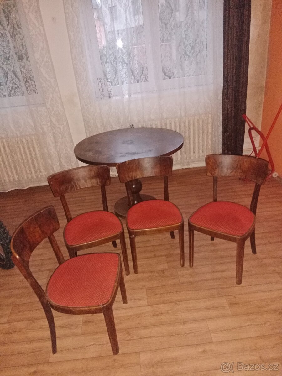 Kuchyňský jídelní stůl