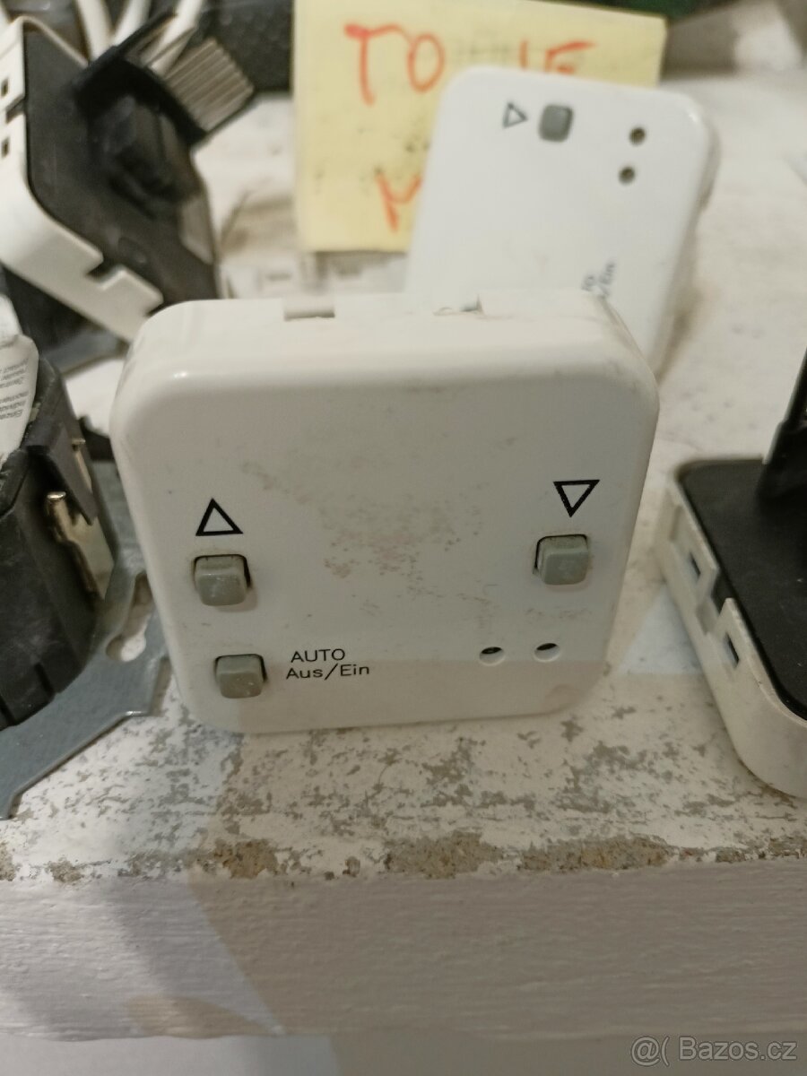 Spínač na ovládání žaluzií.