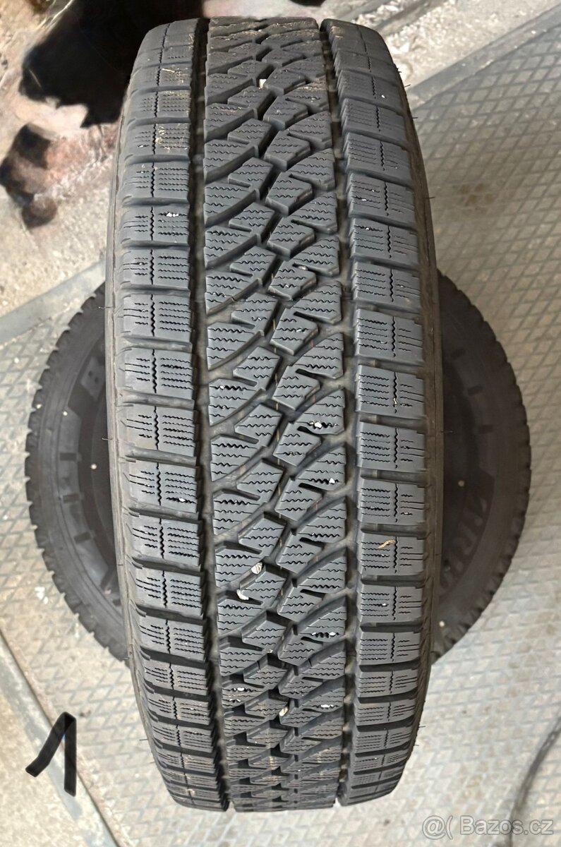 Bridgestone Blizzak 215/70 R15C dot 36/22