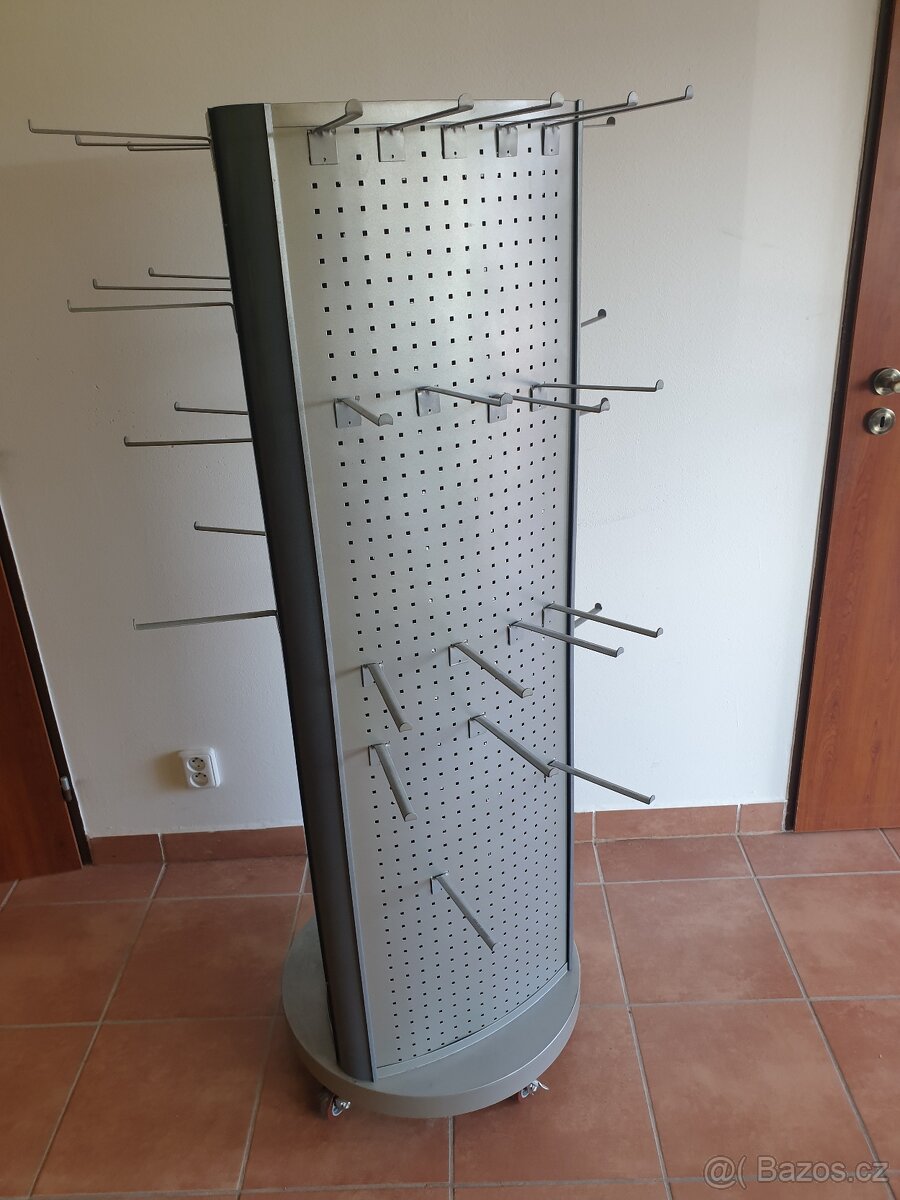 Prodejní stojany na prezentaci zboží včetně háčků