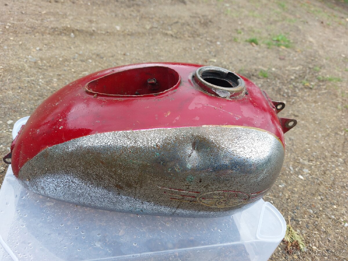 Prodám nádrž jawa čz malá kývačka na ampermetr.
