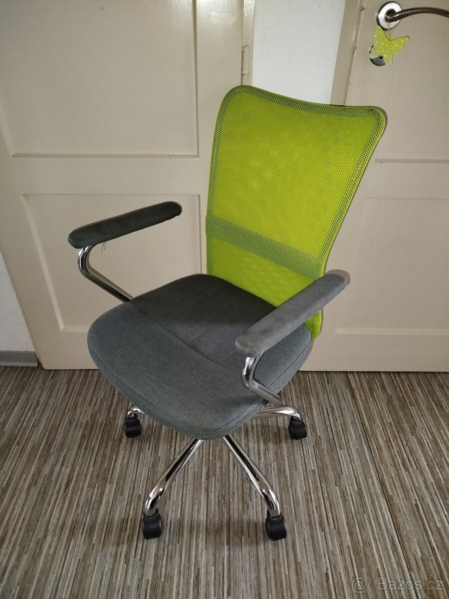 Dětská židle na kolečkách s područkami