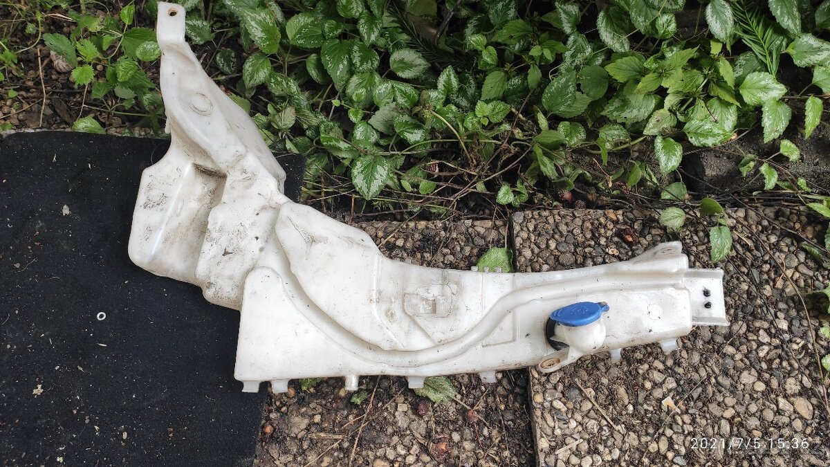 Ford Focus II nádobka ostřikovače