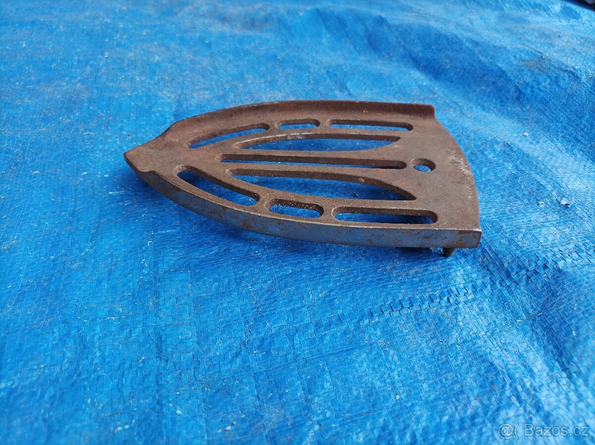 Litinový stojánek pod žehličku II.