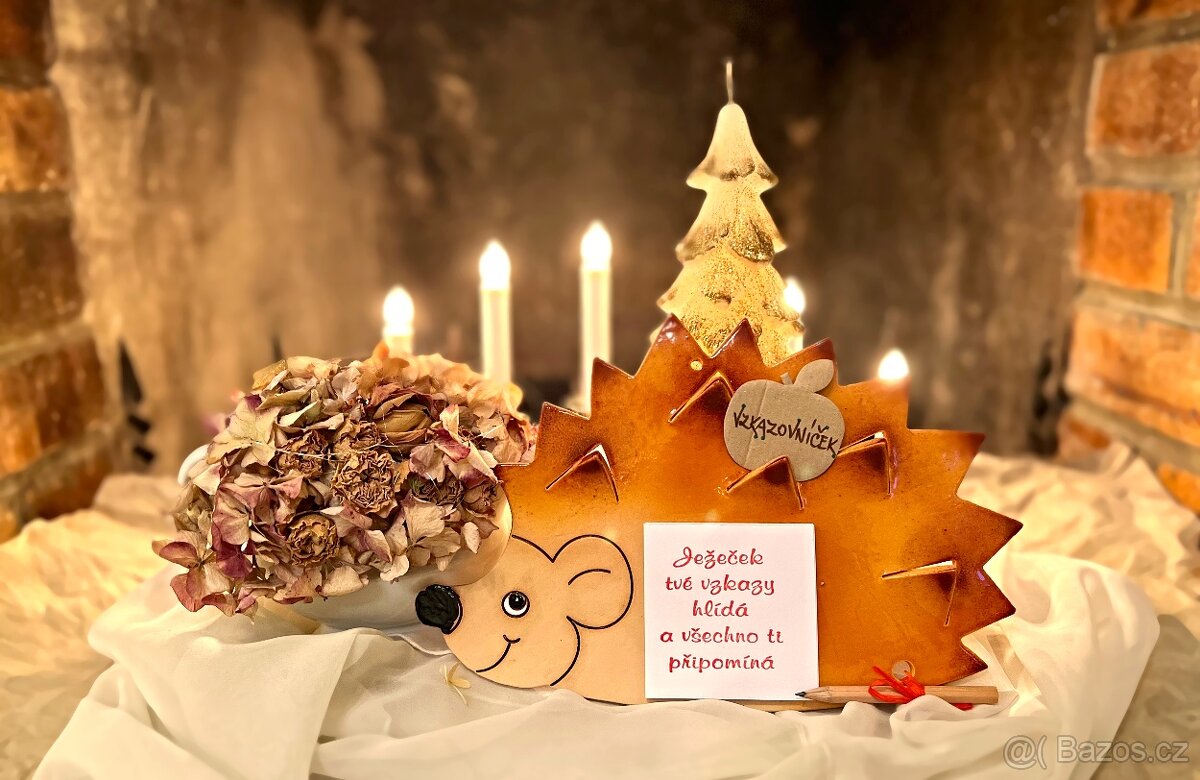 Dekorace Dárek Vzkazovníček Ježek, keramica k zavěšení 27cm