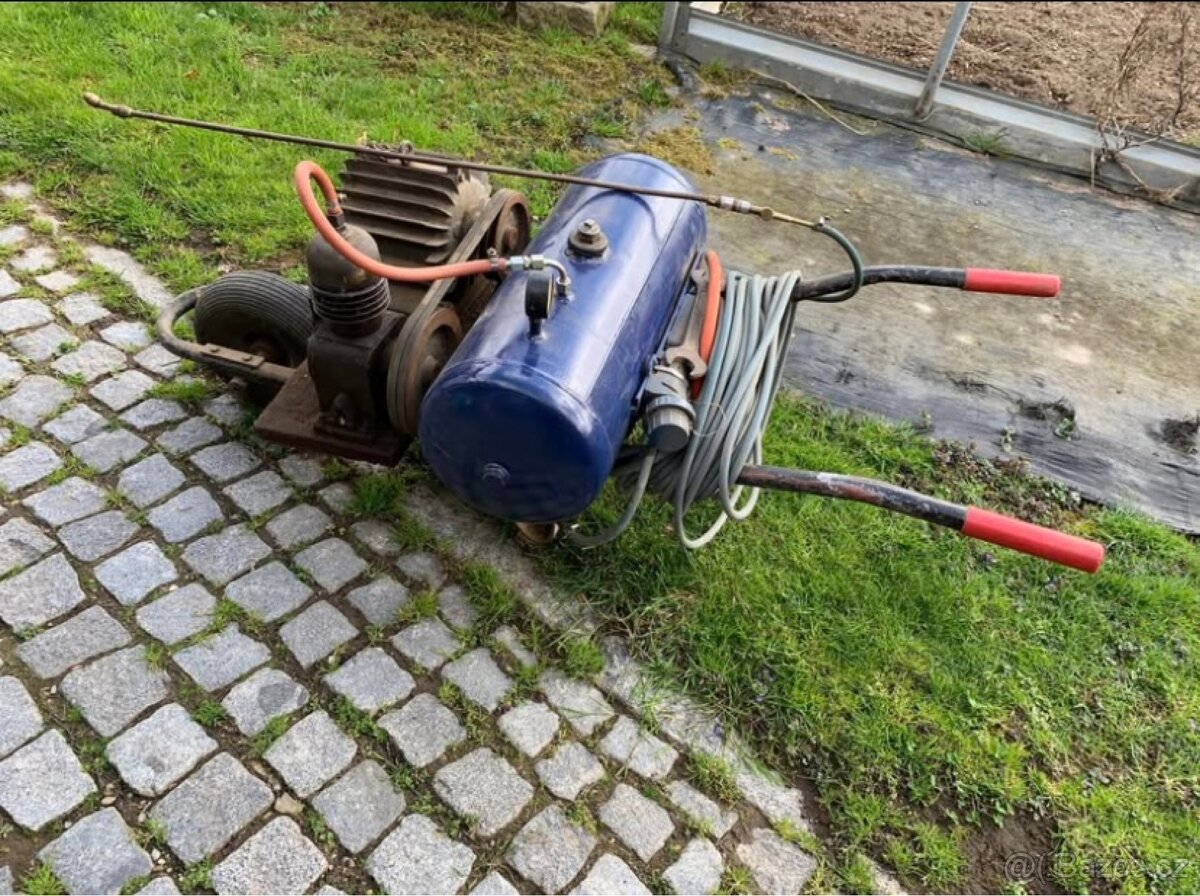 Motorový postřikovač cca 30 l