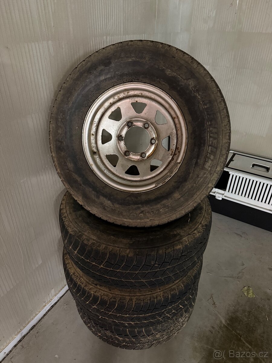 Hyundai Galloper disky + pneu r15