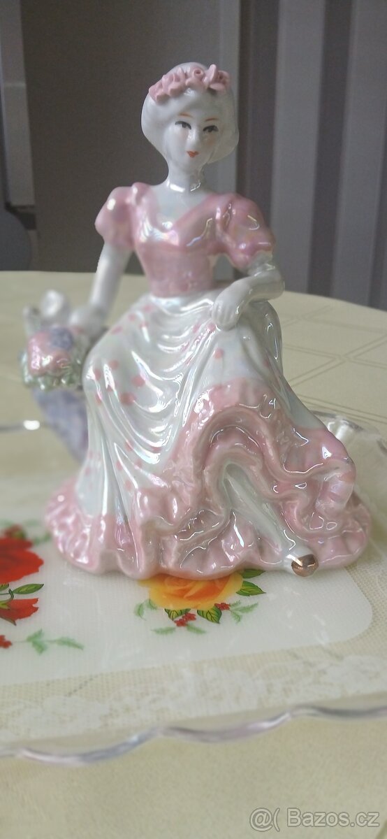 Porcelánová soška ,,B"