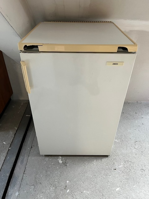 malá lednička Zanussi