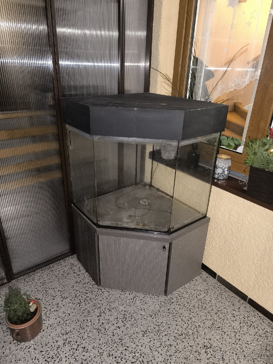 Rohové akvárium