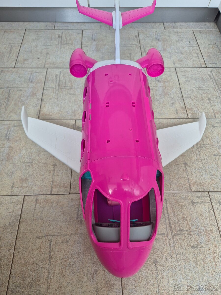 Nabízím Barbie letadlo a sanitku