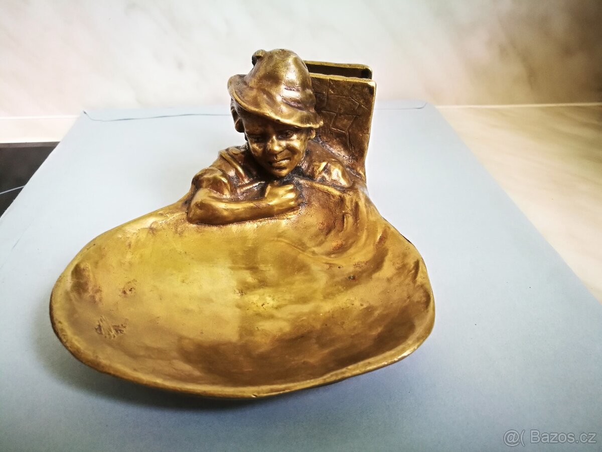 Popelník s myslivcem a držákem na zápalky