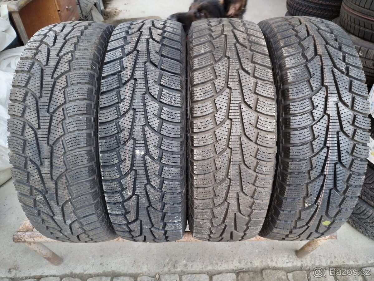 215/75/16C zimni pneu NOKIAN 215/75 R16C