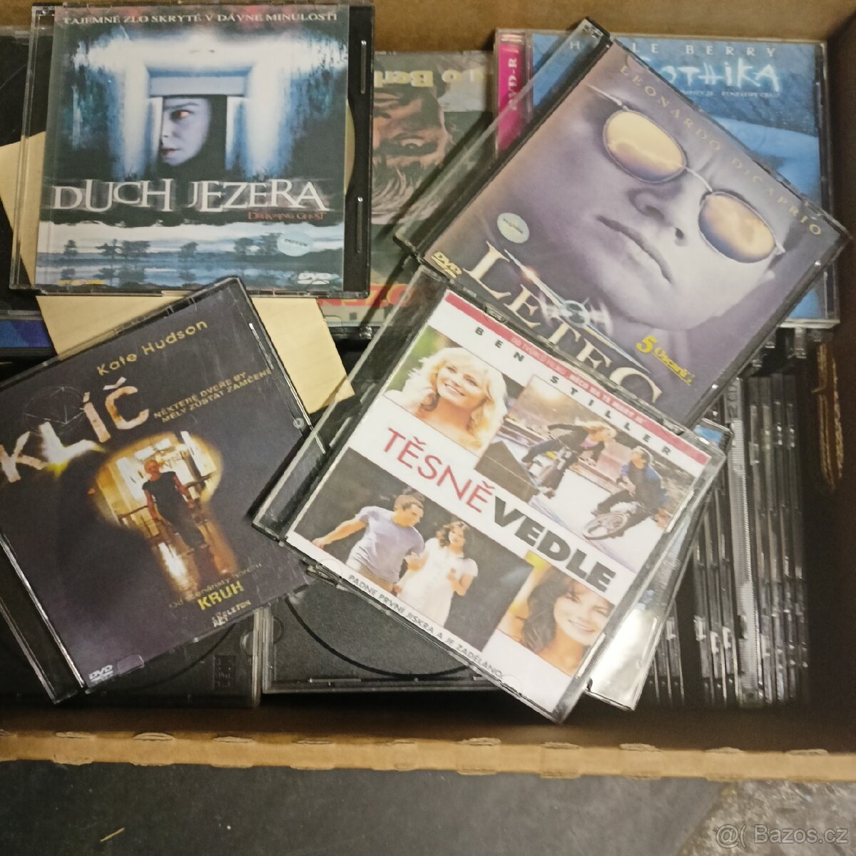 Plná krabice DVD filmy