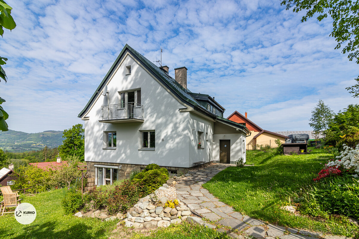 Dvougenerační rodinný dům s výhledem na Lysou horu – Malenov