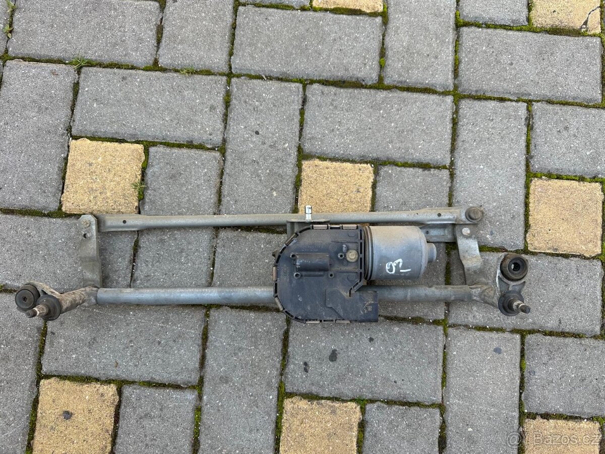 Škoda Octavia 2 motor stěračů s táhly.