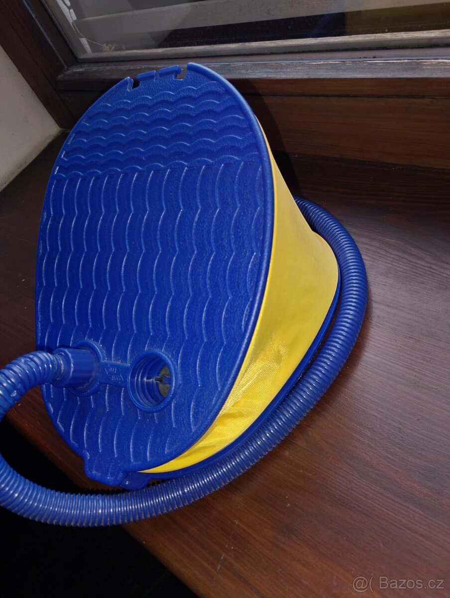 žabka na nafukování matrace